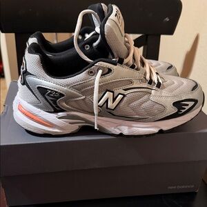 New Balance 725 Sneakers in Cream and Black